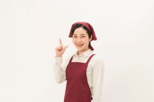 笑顔で指さす女性