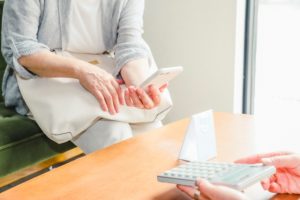 スマホを触る女性