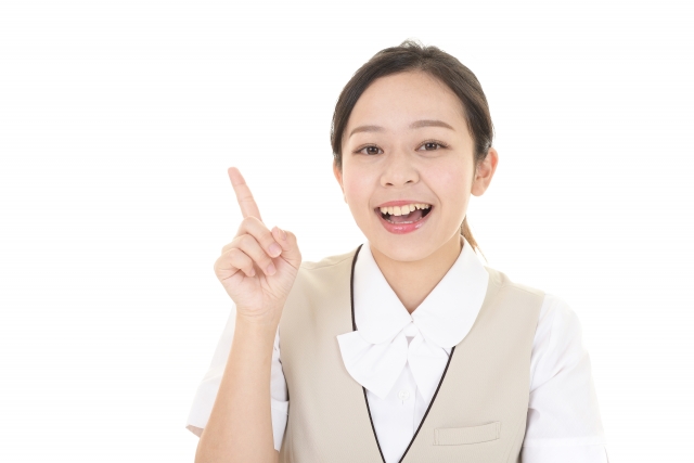 笑顔で指さす女性