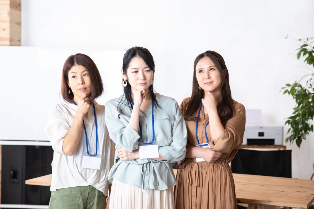 考える女性たち