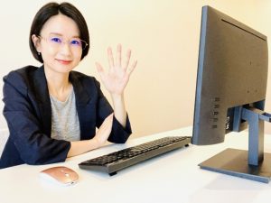 5を表示する女性