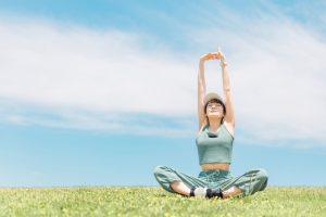 外で背伸びする女性