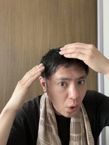 髪を気にする男性