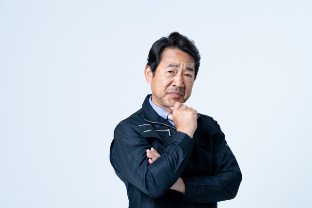 考える中年男性