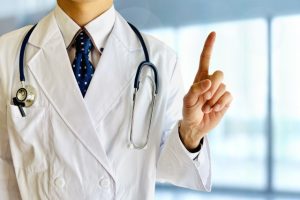 指さす医師